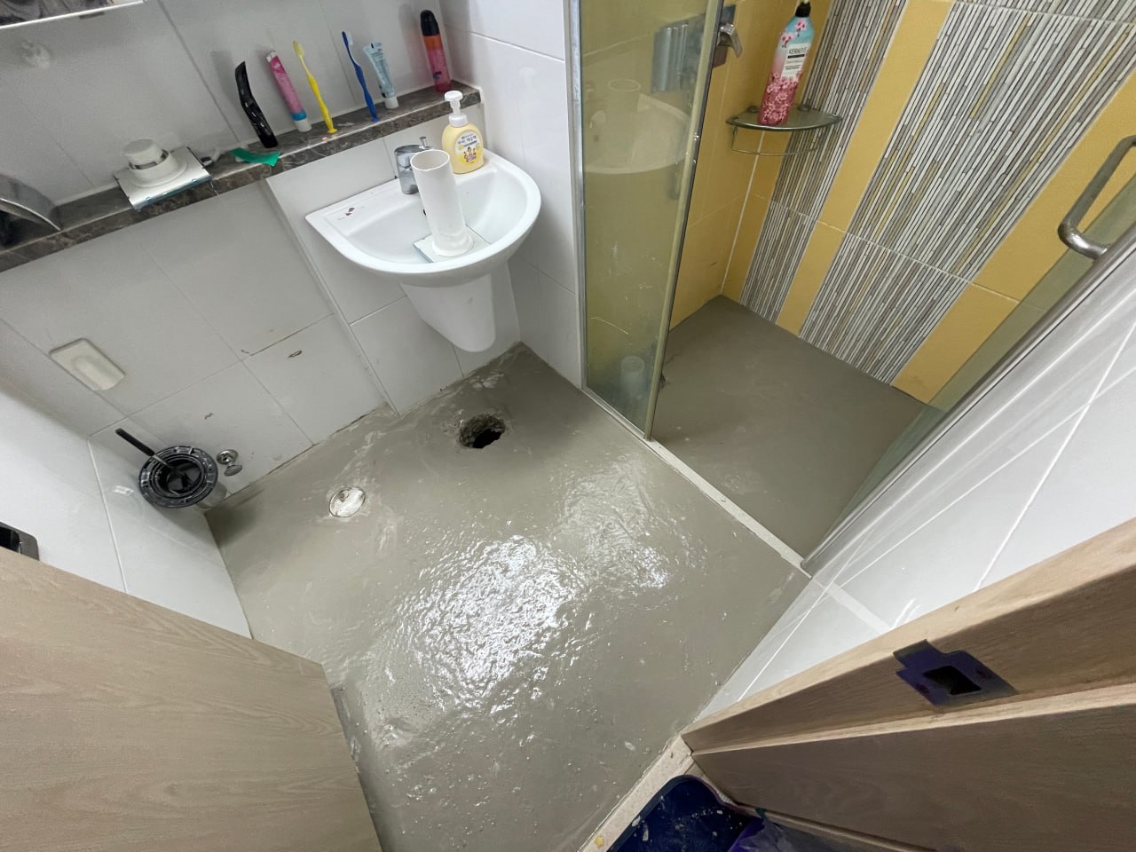 화장실 바닥 타일 철거 후 누수 — 방수층 손상