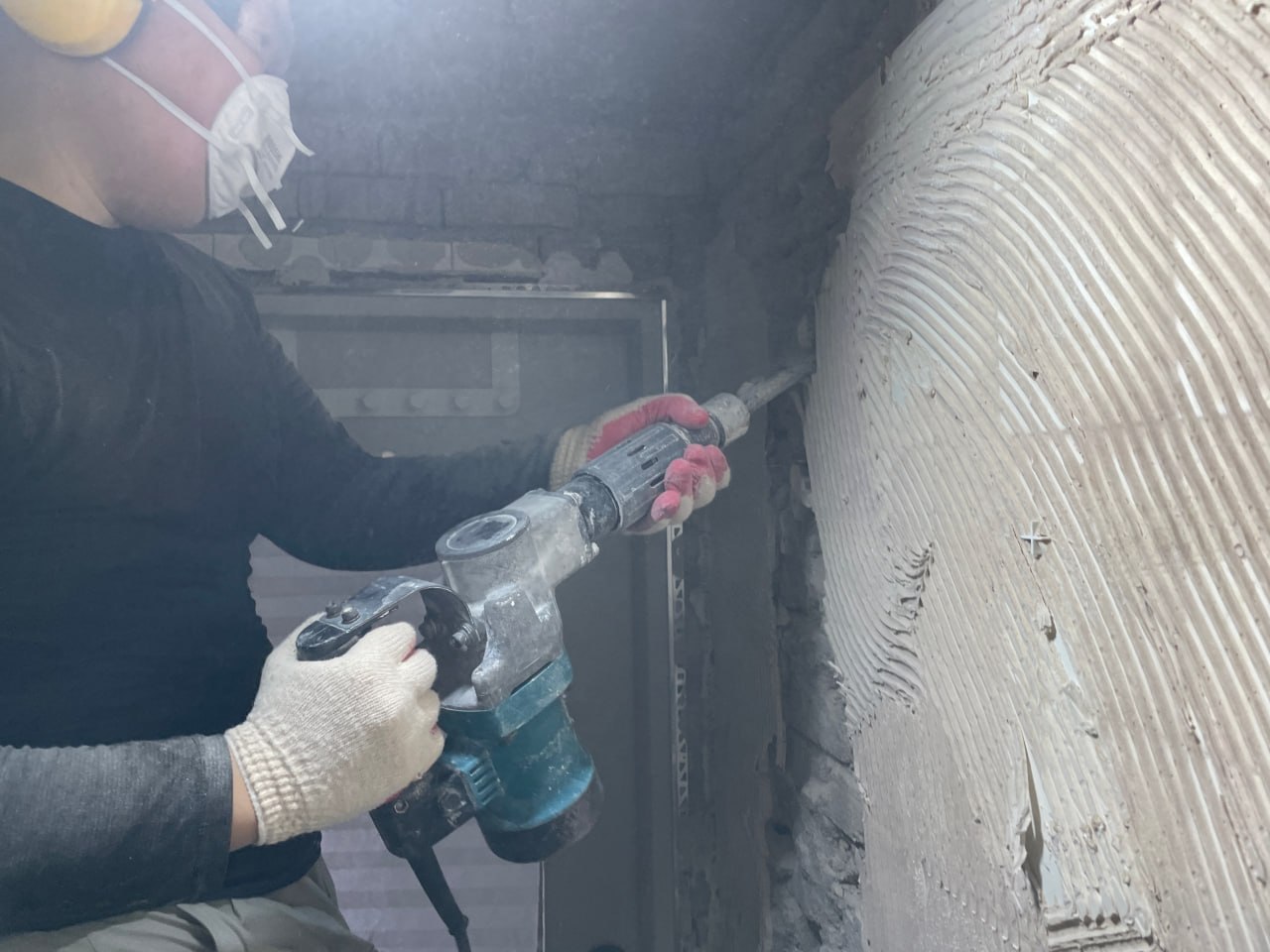 해머드릴로 벽면 타일 철거 작업